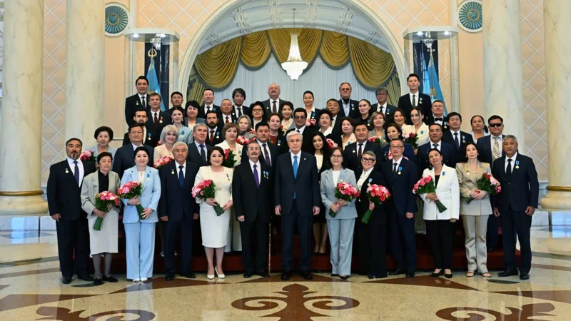  Prezıdent mádenıet salasyndaǵy bir top azamatty memlekettik nagradamen marapattady