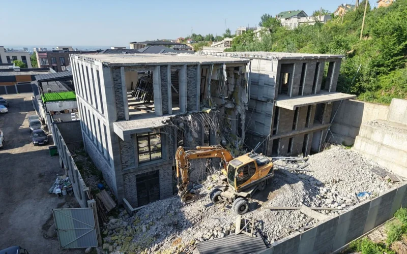 Два трехэтажных дома повторно начали сносить в предгорьях Алматы