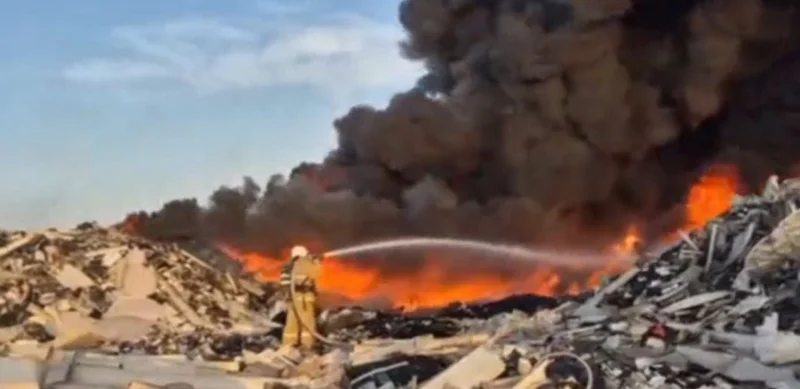 Черный дым и едкий запах окутали Шымкент в результате крупного пожара