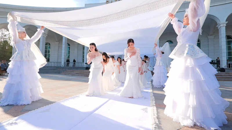 Рекорд: в Астане одновременно прошел беташар для 25 невест