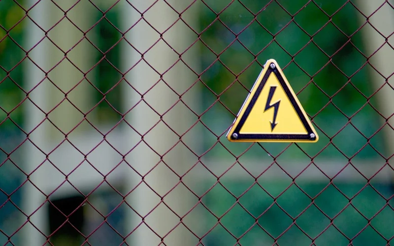 В Алматы двое электриков получили тяжелые ожоги после удара током