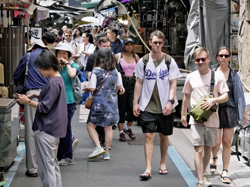 Foreign visitors to Japan in April set monthly record at 3.9 million