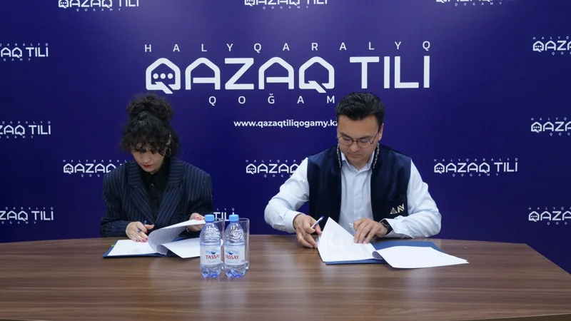 «Til-Qazyna» ortalyǵy men «Qazaq tili» qoǵamy yntymaqtastyq memorandýmyna qol qoıdy