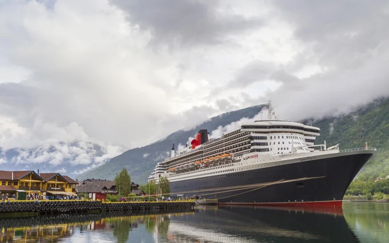 В Норвегии огромный корабль едва не врезался в дом на берегу