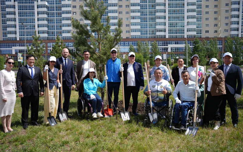 Экоакция «Таза Қазақстан»: известные параспортсмены страны высадили деревья в Астане