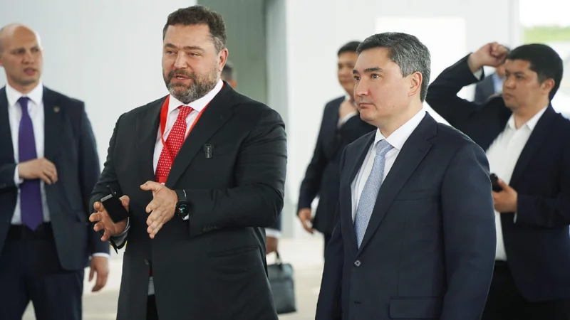 Oljas Bektenov Almatynyń elektrondy kommertsııa ınfraqurylymymen tanysty