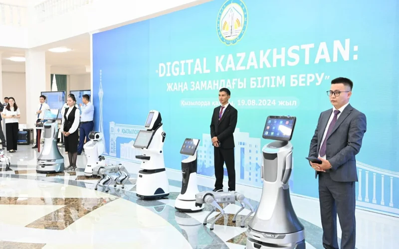 Қызылордадағы 6 мектепке адам тәрізді роботтар алынды