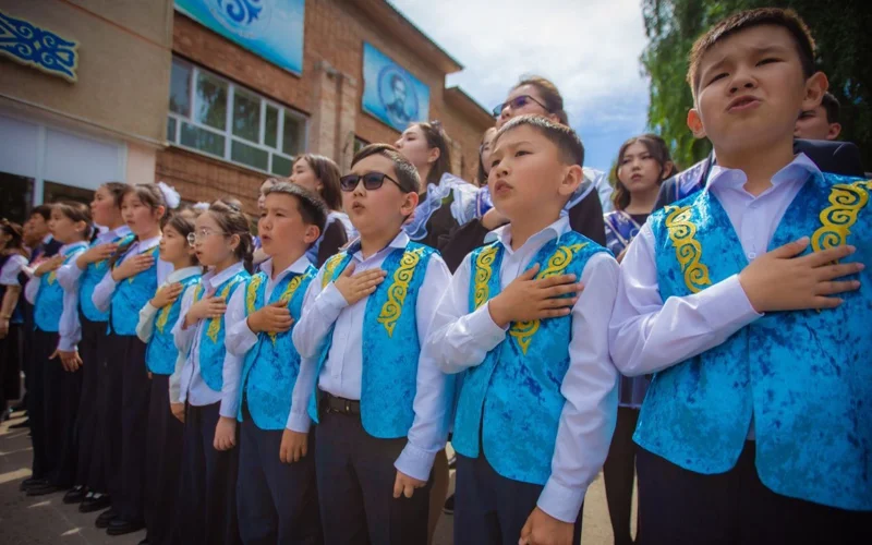 В школах ВКО прозвенел последний школьный звонок