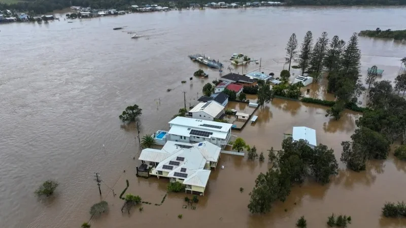 Аустралияда ғасыр тасқыны: мыңдаған үйлер жарқсыз қалды, адамдар шатырда отыр