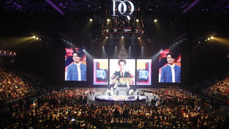 Димаш жанкүйерлерімен кездесті