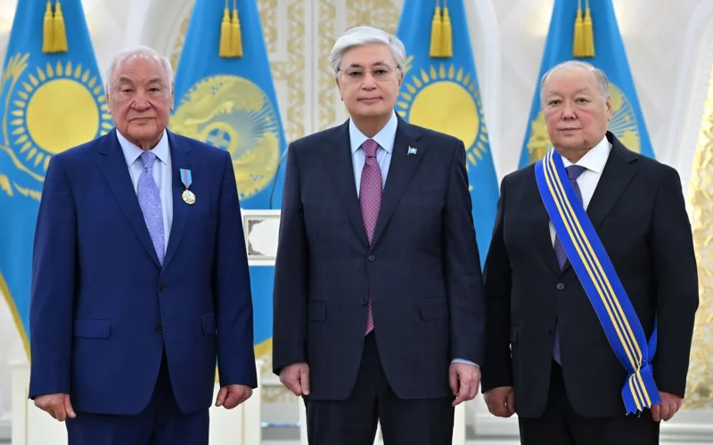 Президент вручил госнаграды Равилю Чердабаеву и Серику Токпанову