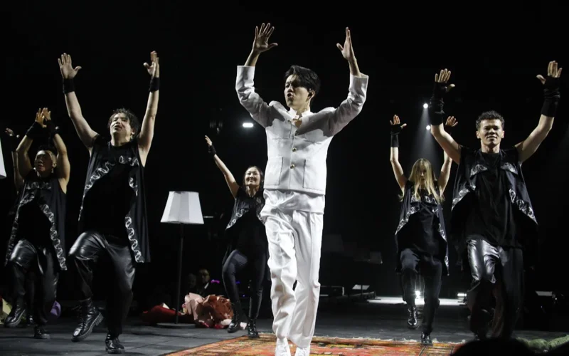 Димаш жанкүйерлерімен кездесті