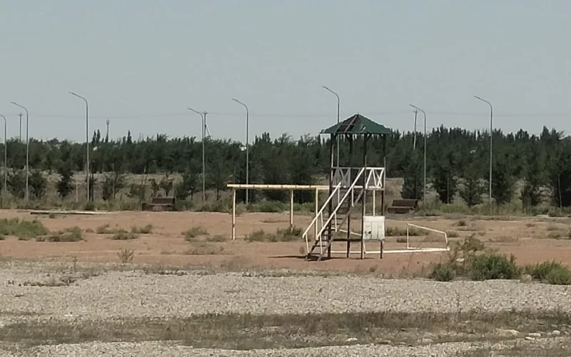 Жағажайда туристті топ жарған.