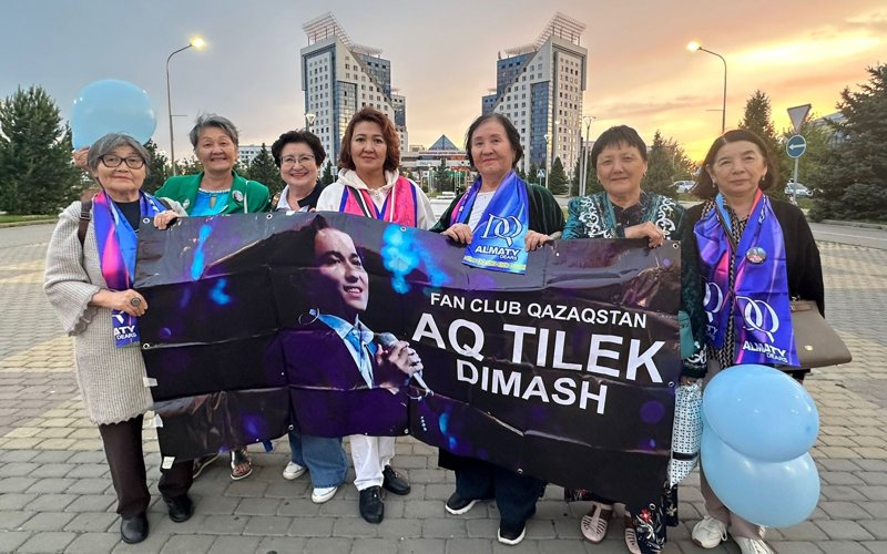 Almatyda Dımash jankúıerlerimen kezdesti Almatyda Dımash jankúıerlerimen kezdesti