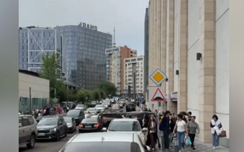 В Алматы осматривают торговый центр из-за сообщения о минировании
