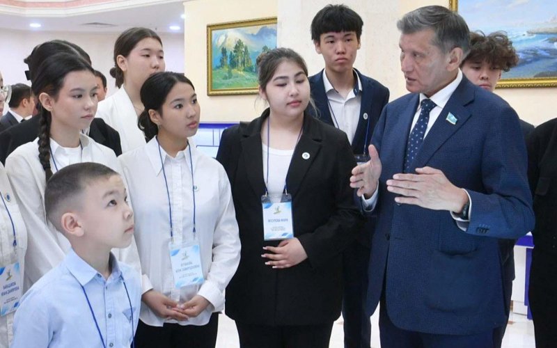 Оқушылар Сенат қызметімен танысып, сенаторларға сұрақ қойды Оқушылар Сенат қызметімен танысып, сенаторларға сұрақ қойды