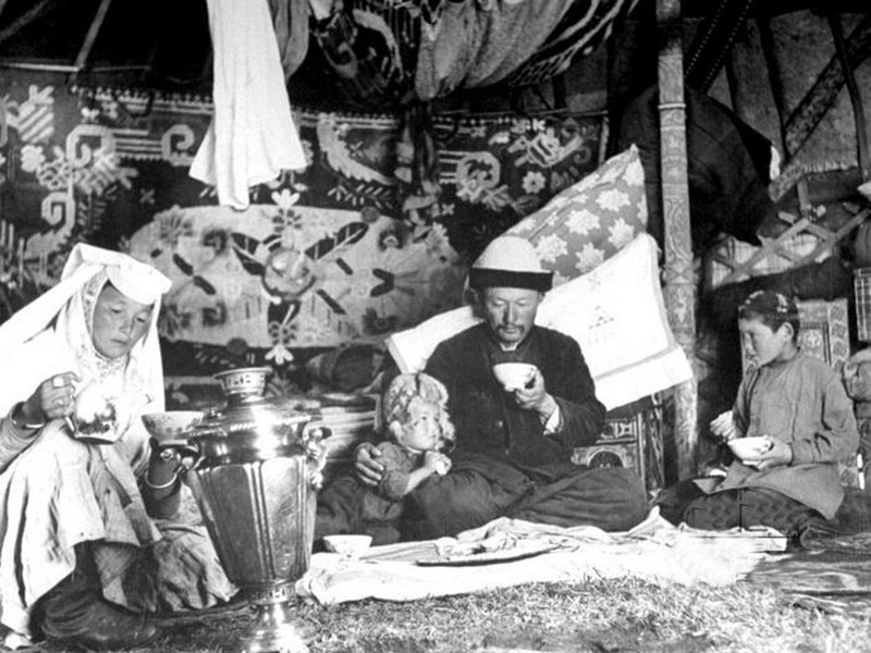Қытайдағы қазақ отбасы, 1943 жыл Қытайдағы қазақ отбасы, 1943 жыл