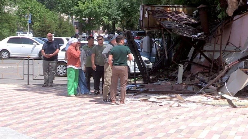 Шымкенттегі «Қиял әлемі» саябағында заңсыз салынған ғимараттарды бұзу басталды Шымкенттегі «Қиял әлемі» саябағында заңсыз салынған ғимараттарды бұзу басталды
