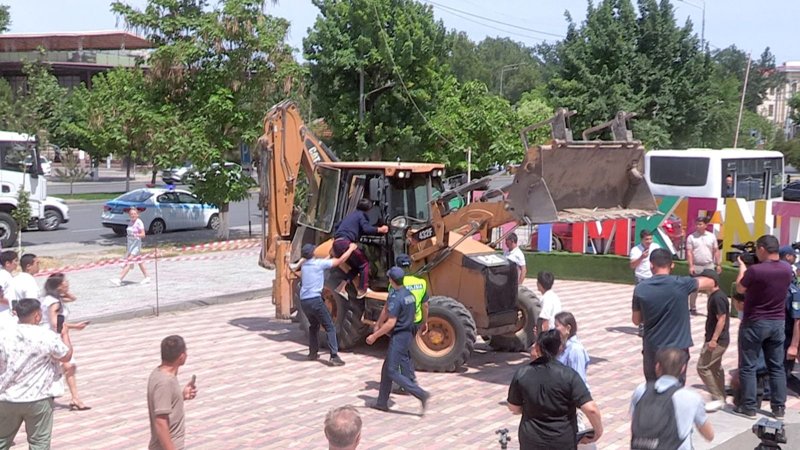 В шымкентском парке «Мир фантазий» начался снос незаконных построек В шымкентском парке «Мир фантазий» начался снос незаконных построек