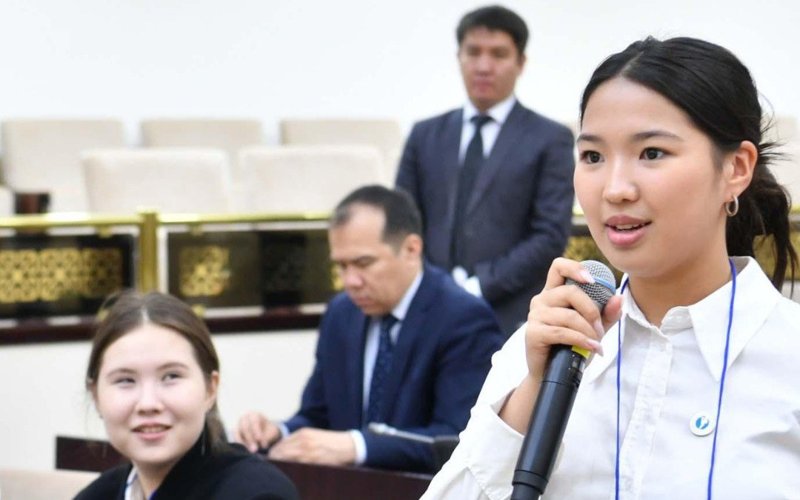Оқушылар Сенат қызметімен танысып, сенаторларға сұрақ қойды Оқушылар Сенат қызметімен танысып, сенаторларға сұрақ қойды