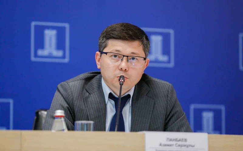 6 mln-dy 85-ke bólesiz: Sheneýnik tómen aılyq alatyndarǵa kólik alý jolyn eseptep berdi 