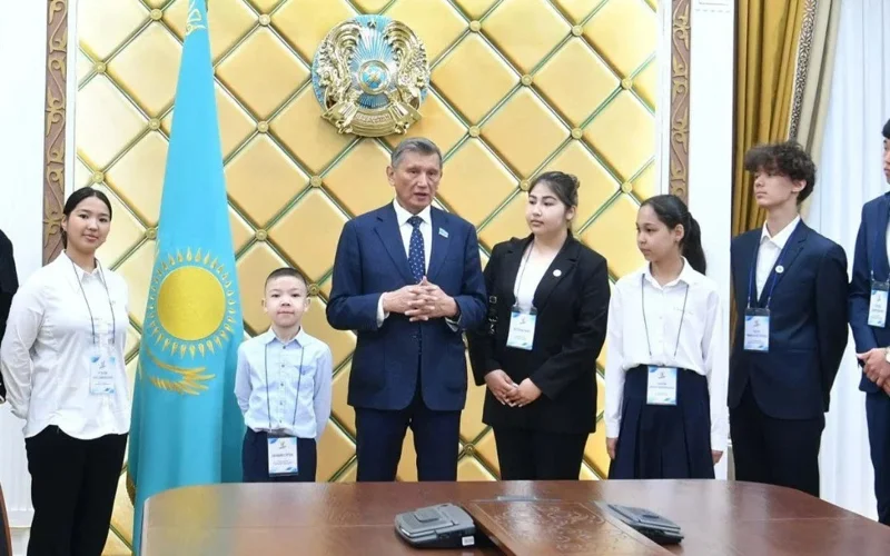 Оқушылар Сенат қызметімен танысып, сенаторларға сұрақ қойды