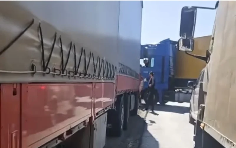 Десятки фур застряли на въезде в Казахстан через погранпункт Жайсан