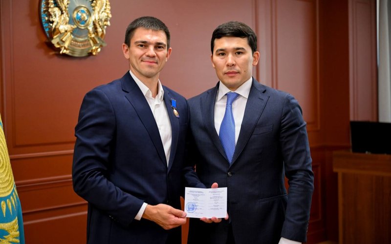 Туризм және спорт министрі Руслан Құрбановты марапаттады Туризм және спорт министрі Руслан Құрбановты марапаттады