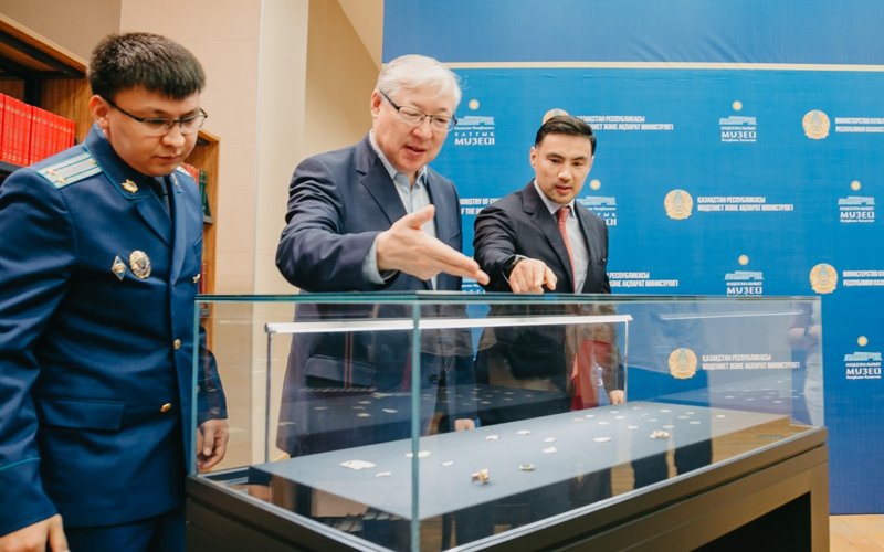 Júzik, saqına, tıyn: tarıhı jádigerler memleketke qaıtaryldy Júzik, saqına, tıyn: tarıhı jádigerler memleketke qaıtaryldy