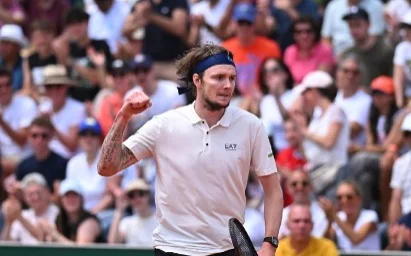 Rolan Garros: Býblık sensatsııa jasap, alǵash ret úshinshi aınalymǵa ótti