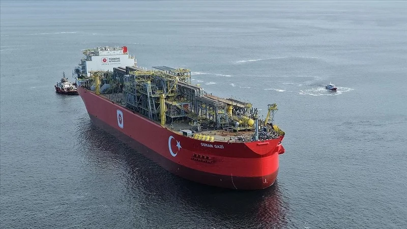 Турция отправила первую плавучую газовую платформу в открытое море