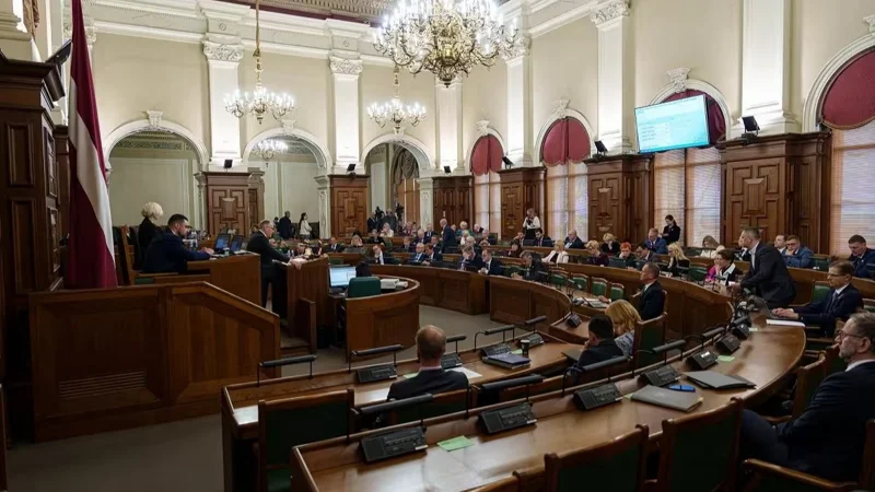 Латвия депутаттарына орыс тілінде сөйлесуге тыйым салынды