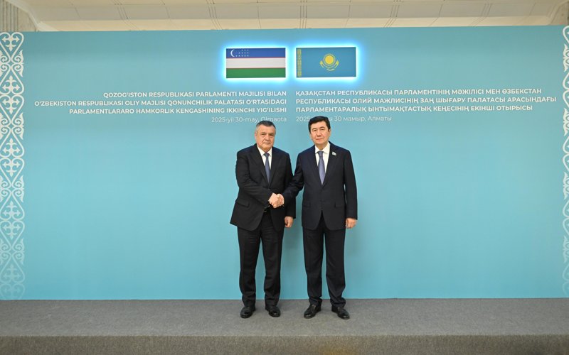 Мәжіліс төрағасы Ерлан Қошанов пен Өзбекстан Олий Мажлисі Заң шығару палатасының спикері Нуриддин Исмоилов Мәжіліс төрағасы Ерлан Қошанов пен Өзбекстан Олий Мажлисі Заң шығару палатасының спикері Нуриддин Исмоилов