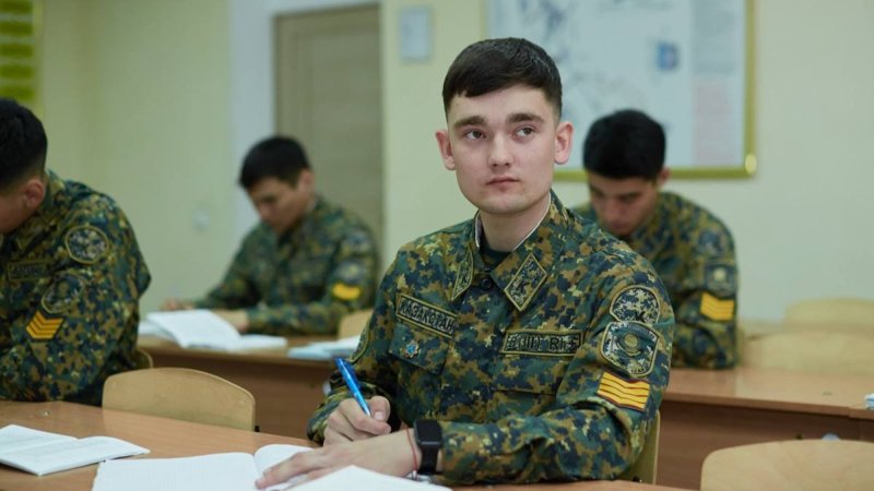 Ұлттық ұлан курсанты оқулық жазып шықты Ұлттық ұлан курсанты оқулық жазып шықты
