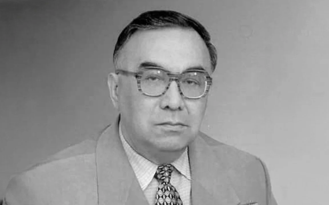 АМАНЖОЛОВ Алтай Сарсенович