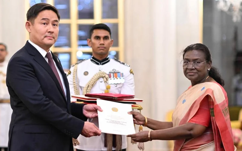 Ambassador of Kazakhstan to India Azamat Yeskarayev, President of India Draupadi Murmu