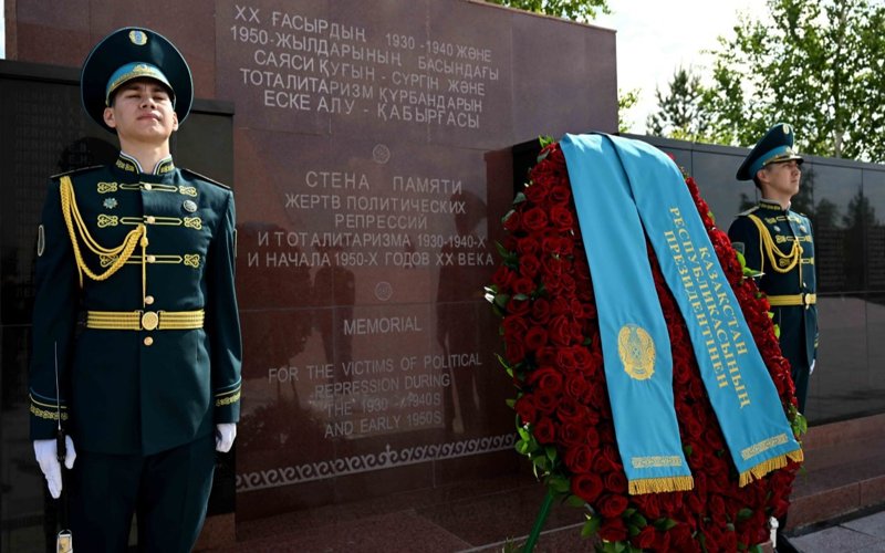 Президент «АЛЖИР» саяси қуғын-сүргін және тоталитаризм құрбандарының мемориалды-мұражай кешеніне барды Президент «АЛЖИР» саяси қуғын-сүргін және тоталитаризм құрбандарының мемориалды-мұражай кешеніне барды