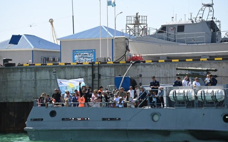Дети военнослужащих отправились в поход по Каспию на боевых кораблях Дети военнослужащих отправились в поход по Каспию на боевых кораблях