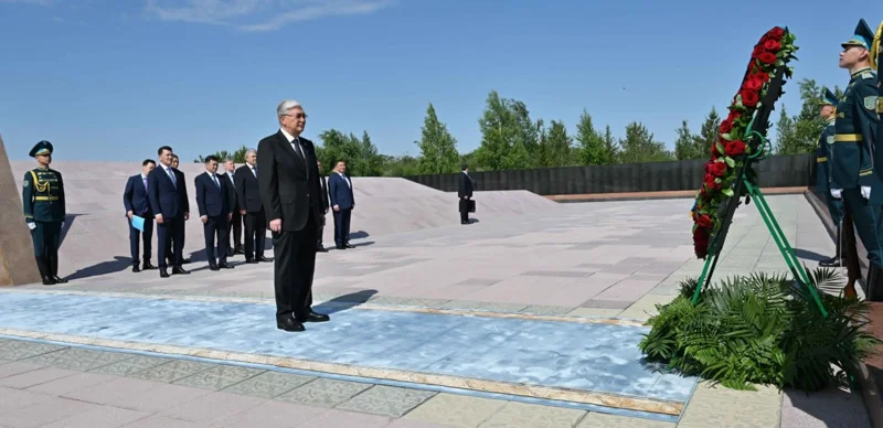 Президент «АЛЖИР» саяси қуғын-сүргін және тоталитаризм құрбандарының мемориалды-мұражай кешеніне барды 