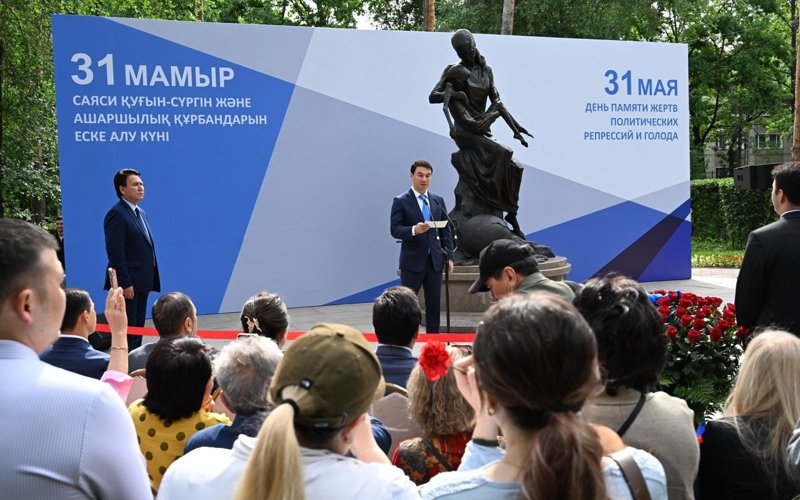 Алматылықтар саяси қуғын-сүргін және ашаршылық құрбандарының рухына тағзым етті Алматылықтар саяси қуғын-сүргін және ашаршылық құрбандарының рухына тағзым етті