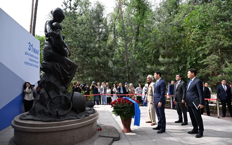 Алматинцы возложили цветы к памятнику жертвам голода