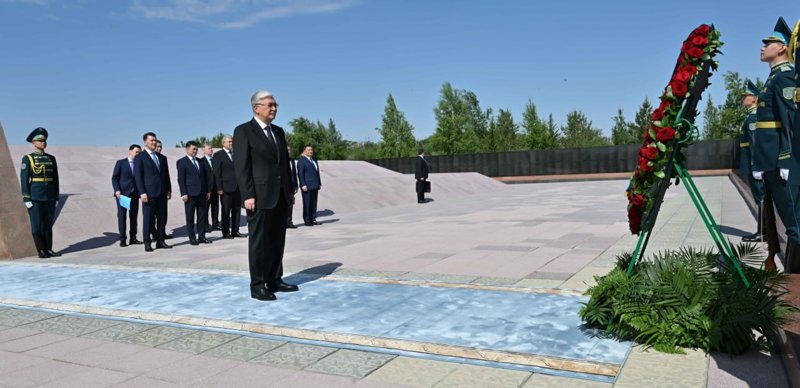 Президент «АЛЖИР» саяси қуғын-сүргін және тоталитаризм құрбандарының мемориалды-мұражай кешеніне барды Президент «АЛЖИР» саяси қуғын-сүргін және тоталитаризм құрбандарының мемориалды-мұражай кешеніне барды