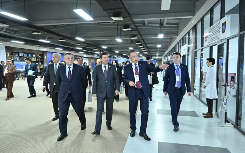 Qazaq jáne ózbek depýtattaryna Farabi Hub ınnovatsııalyq jobalary tanystyryldy