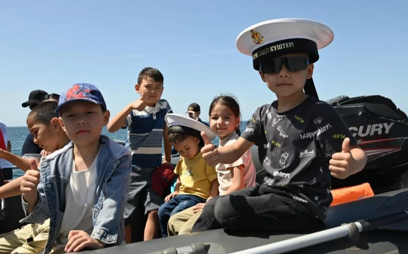 Дети военнослужащих отправились в поход по Каспию на боевых кораблях