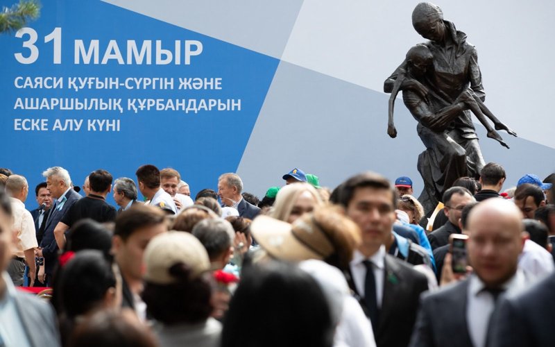 Алматинцы возложили цветы к памятнику жертвам голода Алматинцы возложили цветы к памятнику жертвам голода