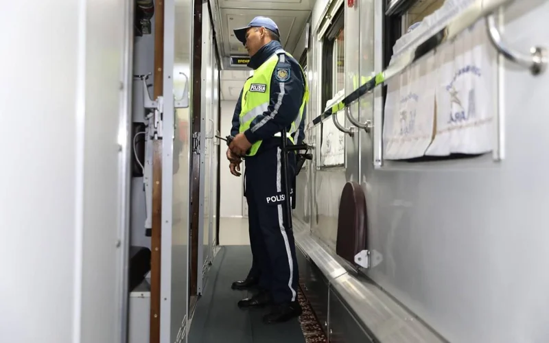 Дебоширящую пьяную пассажирку сняли с поезда по пути в Кокшетау