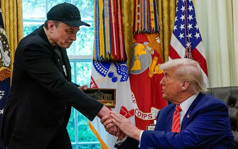 Маск Ақ үймен қоштасты