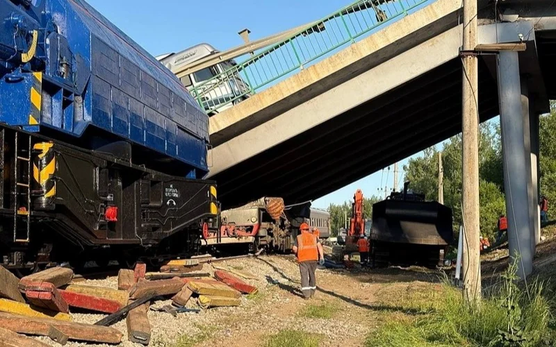 В России пассажирский поезд сошел с рельсов, есть погибшие