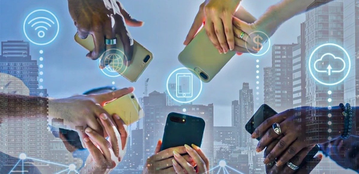 Екі бұлшық ет жігіт диванда отырып, бір-бірін жұлқылап, бір мезгілде камминг жасайды! ))