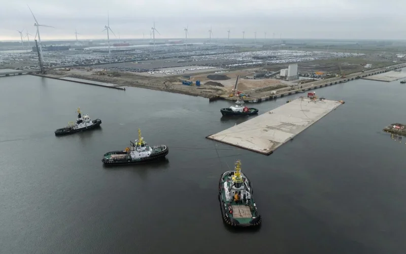 Крупная часть тоннеля из бетона в 60 тонн буксируется по Северному морю